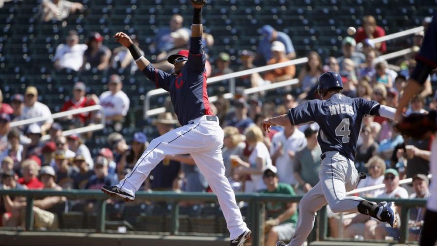 Carlos Santana domina cada vez más la primera base Carlos Santana domina cada vez más la primera base