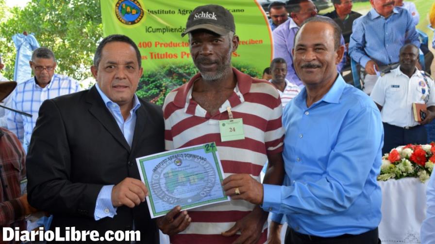 Entregan a parceleros sus títulos de propiedad