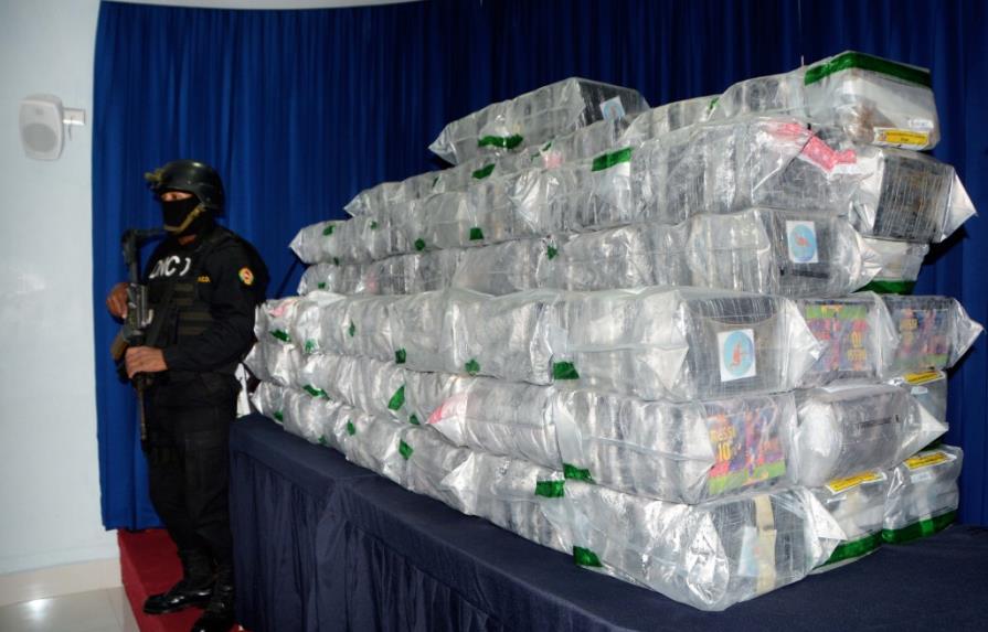 Autoridades decomisan 600 paquetes de droga en alta mar; apresan tres dominicanos
