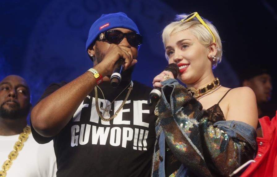 Miley Cyrus sorprende al público en evento de raperos