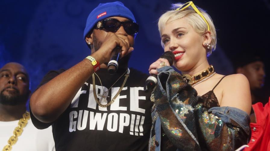 Miley Cyrus sorprende al público en evento de raperos