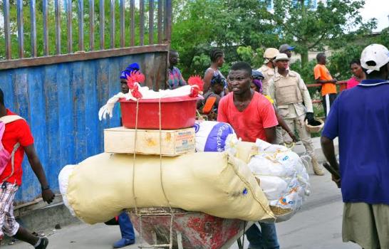 Celebran intercambio comercial en Dajabón; camioneros se niegan pasar a Haití