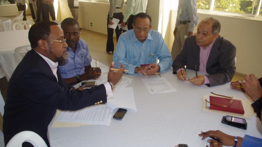 Gobierno y sector empresarial aprueban aumento al salario mínimo de un 14%