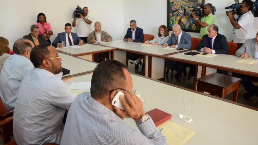 Gobierno y empresarios deciden aumentar 14% a sueldos mínimos Gobierno y empresarios deciden aumentar 14% a sueldos mínimos