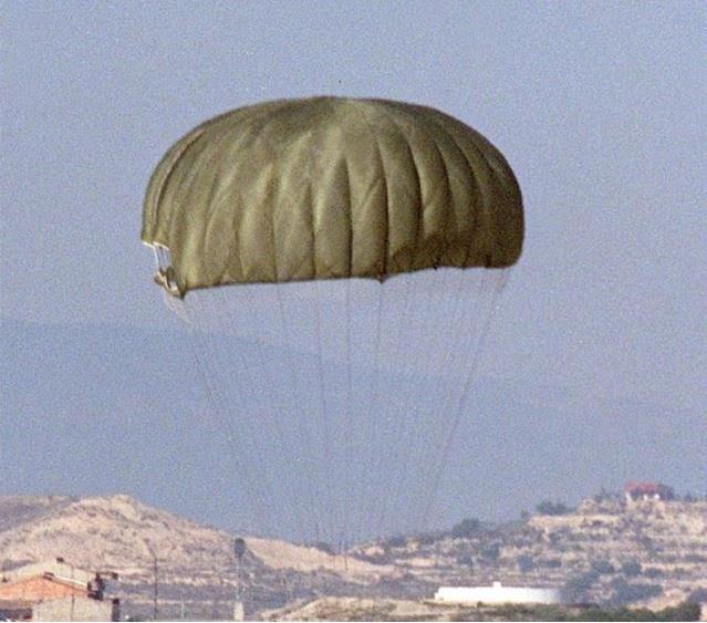 Soldado salva a compañero tras fallo en paracaídas