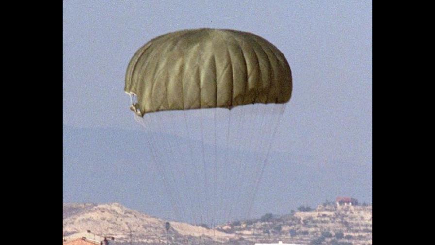 Soldado salva a compañero tras fallo en paracaídas