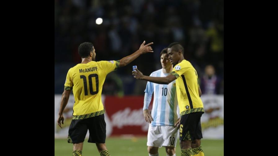 Delantero de Jamaica acaba pidiéndole selfis a Messi