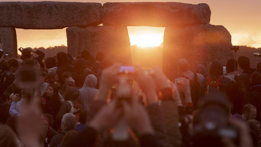 Miles celebran el solsticio de verano boreal en Stonehenge