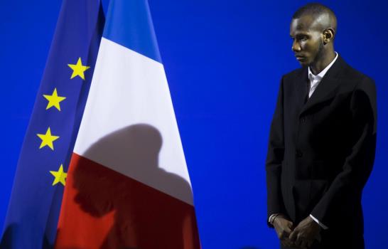 Musulmán que salvó vidas en París recibe la ciudadanía Musulmán que salvó vidas en París recibe la ciudadanía