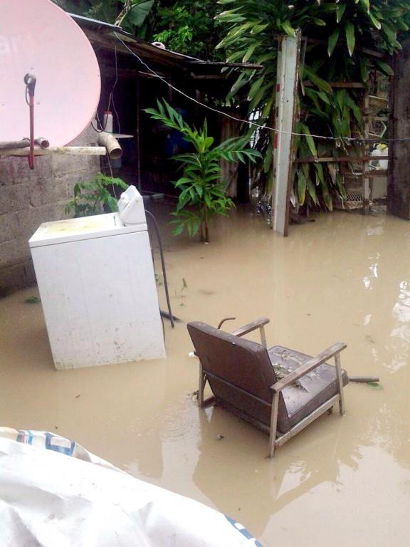 COE mantiene alerta roja para tres provincias por inundaciones y derrumbes