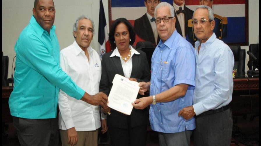 CDEEE paga a Baní derecho de suelo para central a carbón