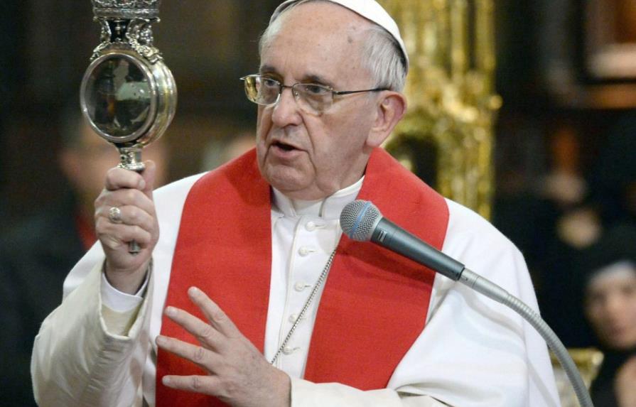 El papa concluye su viaje a Campania pidiendo por los jóvenes y los ancianos