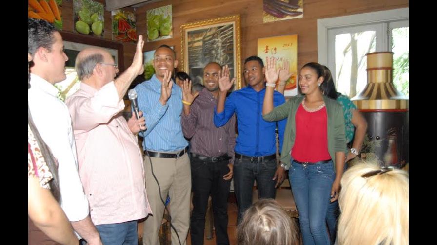 Hipólito recibe apoyo de jóvenes dirigentes del PRM