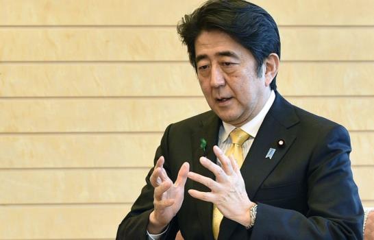 Hallan dron radioactivo en azotea de oficina del primer ministro Shinzo Abe