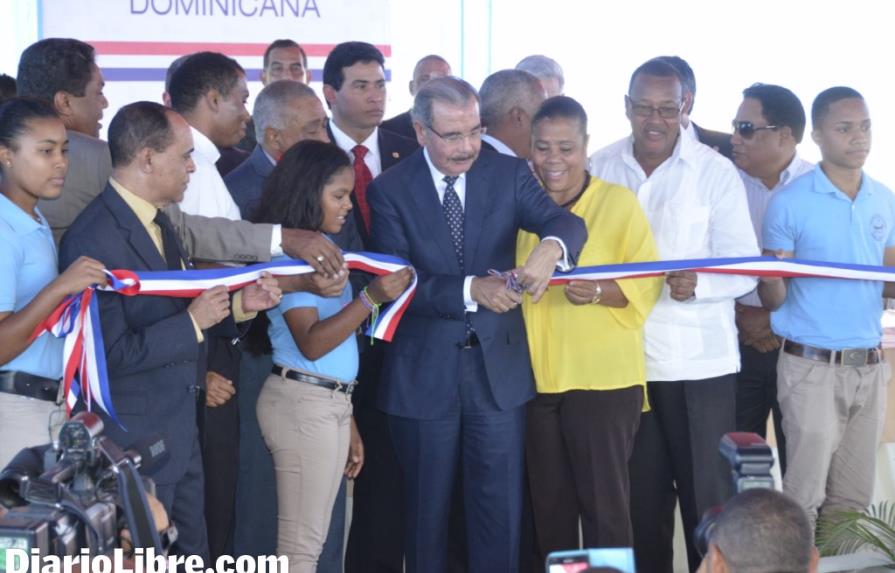 Danilo inaugura nuevo liceo en Vicente Noble, Barahona