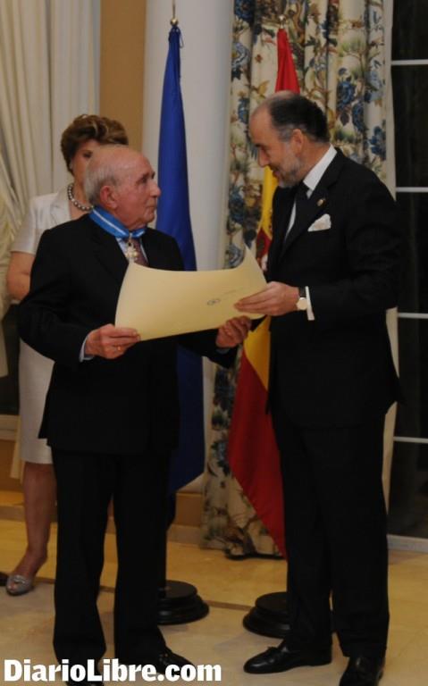 El Rey de España condecora a José Manuel González Corripio