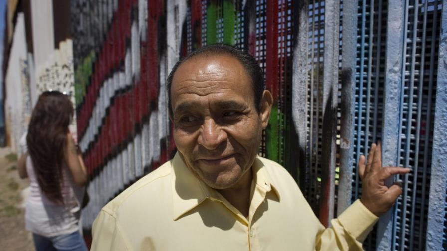 Inmigrantes celebran Día del Padre divididos por cerca en frontera México-EEUU