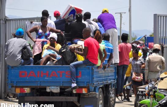Miles de haitianos salen de territorio de República Dominicana por Dajabón
