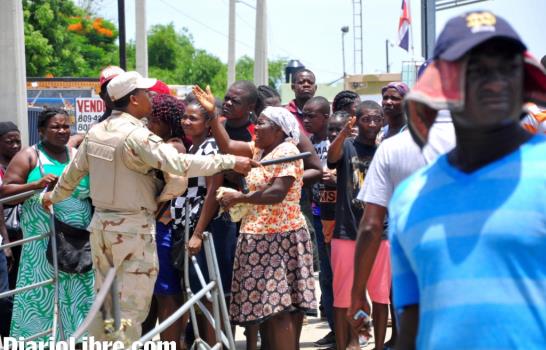 Miles de haitianos salen de territorio de República Dominicana por Dajabón