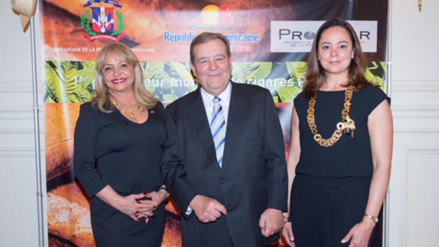 Realizan en Francia degustación de cigarros