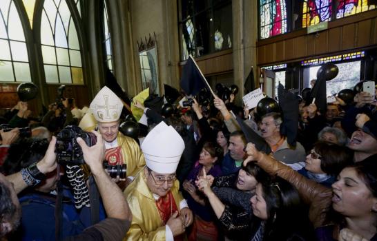 En medio de protestas asume obispo de Chile