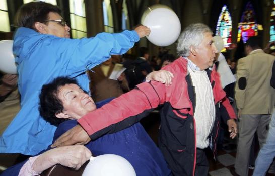 En medio de protestas asume obispo de Chile