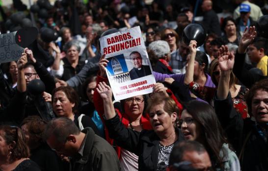 En medio de protestas asume obispo de Chile