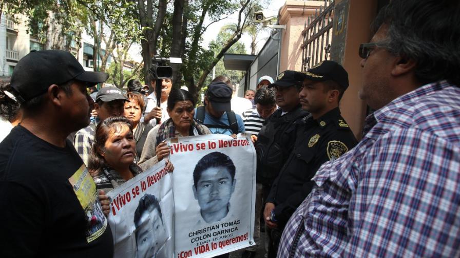 Padres de 43 desaparecidos en México llevan caso ante Amnistía Internacional Padres de 43 desaparecidos en México llevan caso ante Amnistía Internacional
