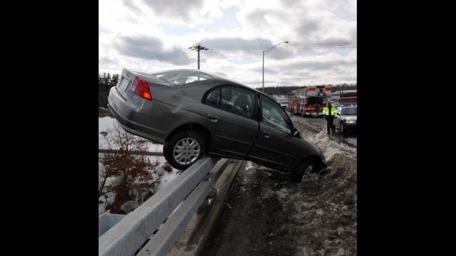Adolescente escapa de auto que quedó colgando en puente