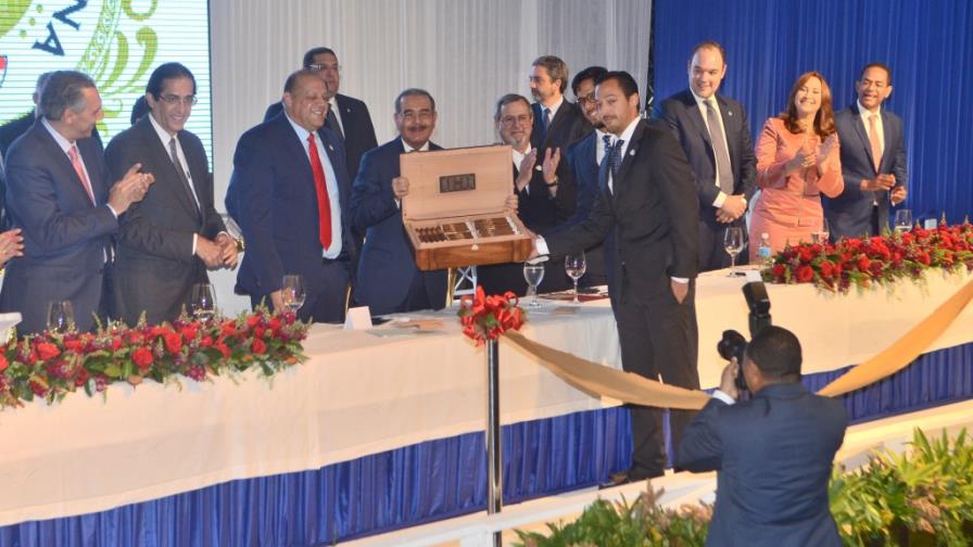 Presidente Medina asiste a la inauguración de fábrica de cigarros en Santiago