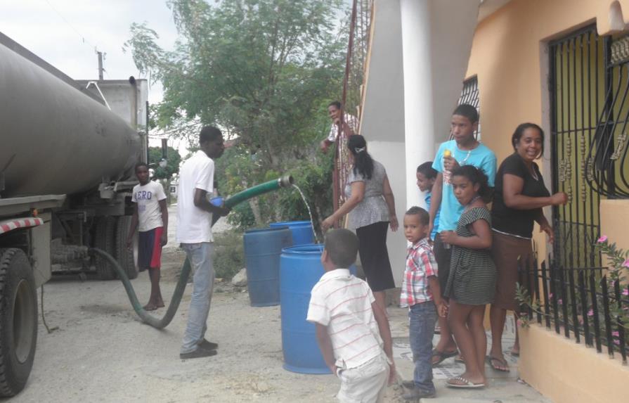 Realizan operativo para llevar agua potable a barrios de Boca Chica