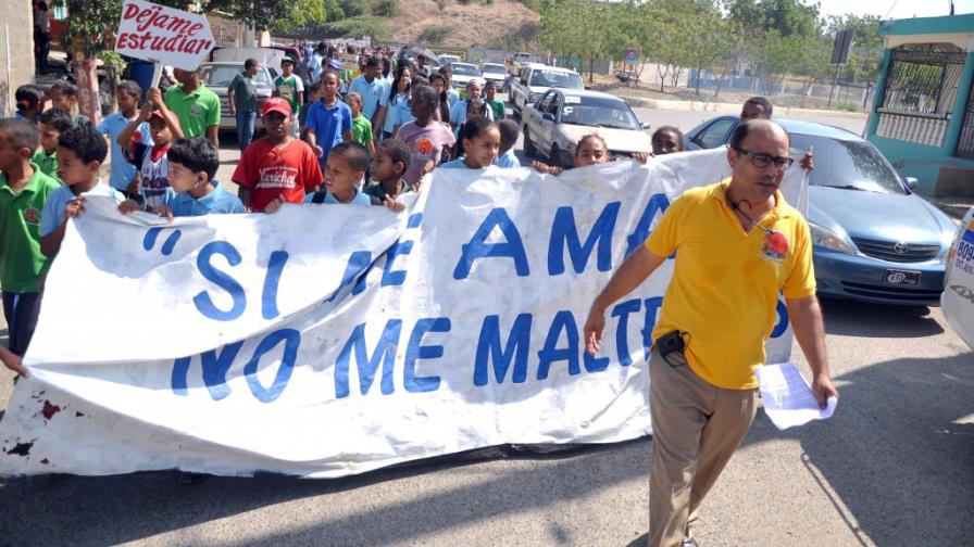 Niños realizan marcha en Santiago contra el abuso infantil