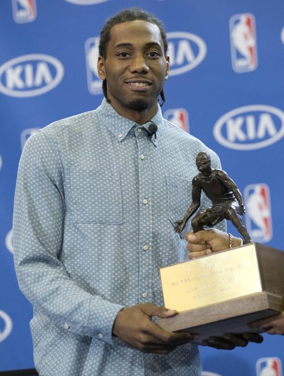 Kawhi Leonard elegido defensor del año en la NBA