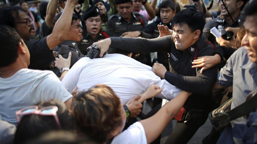 Expertos ven más sombras que luces un año después del golpe en Tailandia