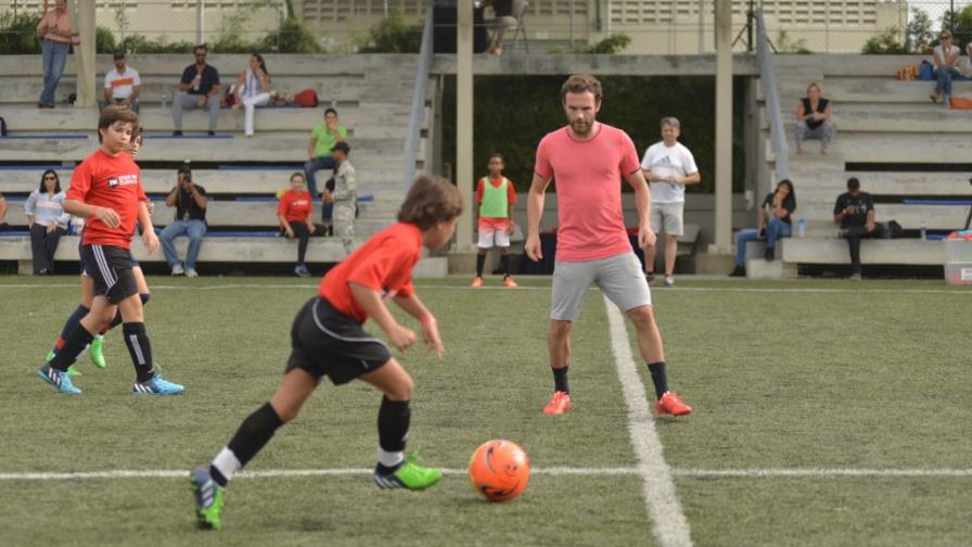 Juan Mata comparte con jóvenes criollos