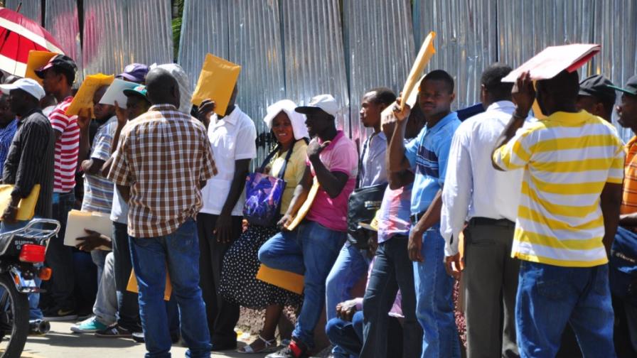 Inmigrantes vuelven al Plan para depositar documentos Inmigrantes vuelven al Plan para depositar documentos