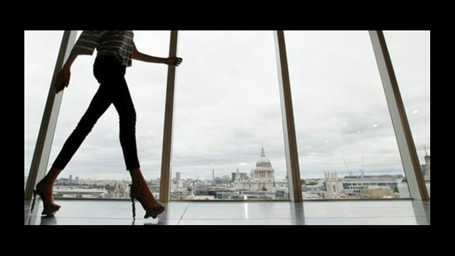 Mujer sufre daños severos en nervios y músculos por jean ajustado