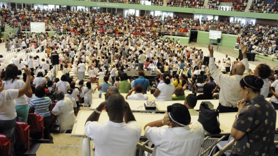 Cientos de católicos van a retiro por Cuaresma