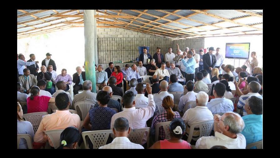 Medina otorga crédito a productores de Laguna Salada, en Valverde Medina otorga crédito a productores de Laguna Salada, en Valverde