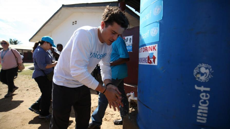 Orlando Bloom visita comunidades afectadas por el ébola en Liberia