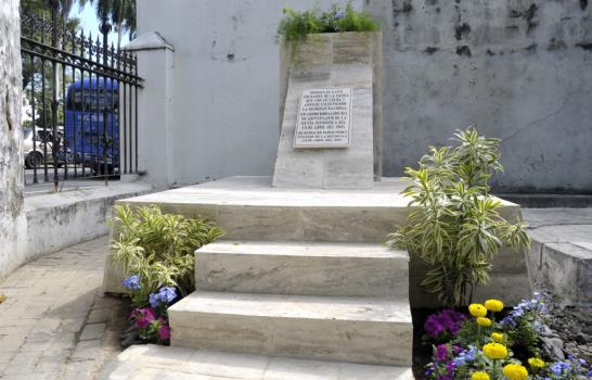 Erigen monumento en honor a los soldados desconocidos de la Revolución de Abril