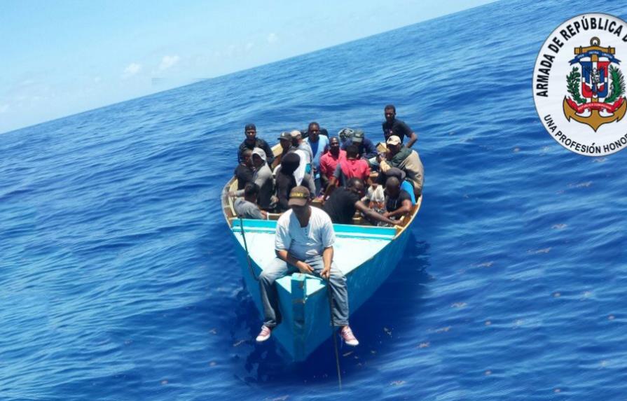 La Armada rescata en alta mar a 45 personas que viajarían ilegalmente hacia Puerto Rico