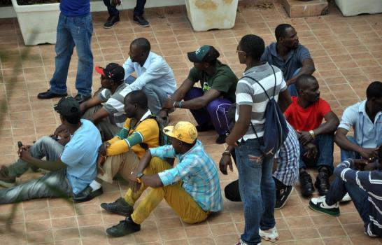 Cientos de haitianos buscan papeles para regularizar estatus migratorio