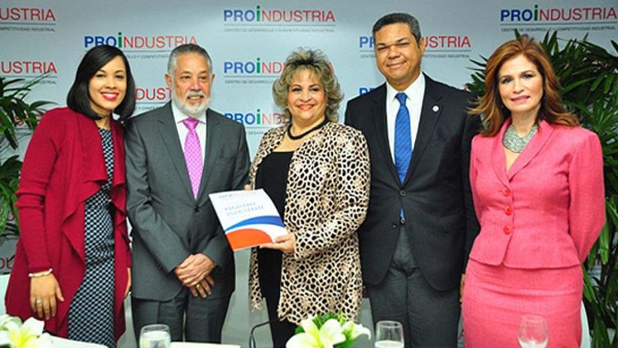 Informe revela 914 industrias emplean a 112,888 personas Informe revela 914 industrias emplean a 112,888 personas