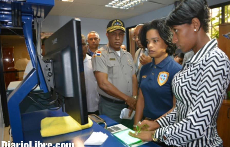 Policía Nacional instala sistema para tomar huellas dactilares