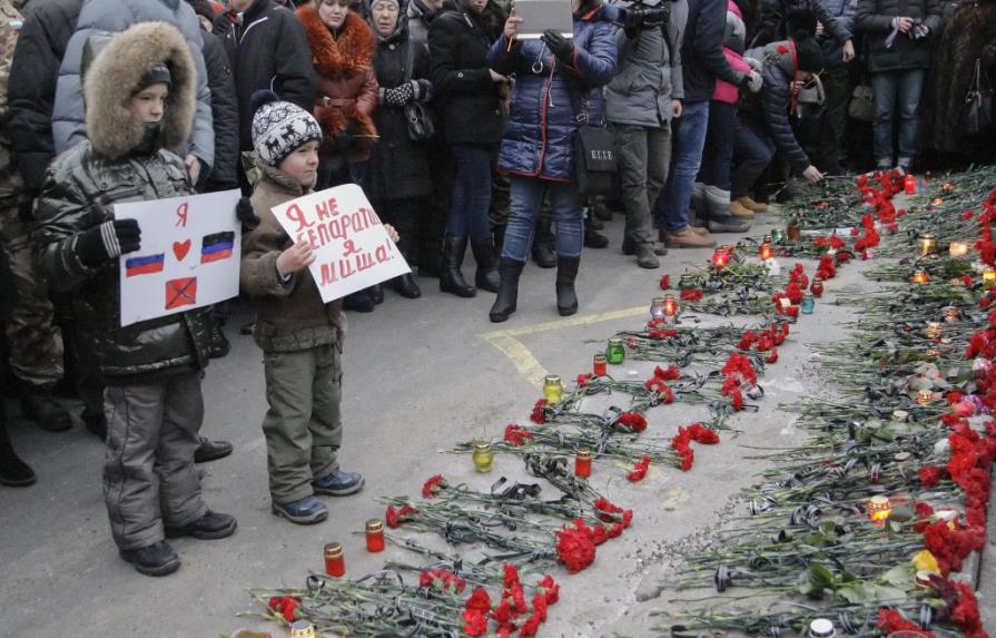 La guerra en Ucrania alcanza Mariúpol, donde mueren al menos 30 civiles