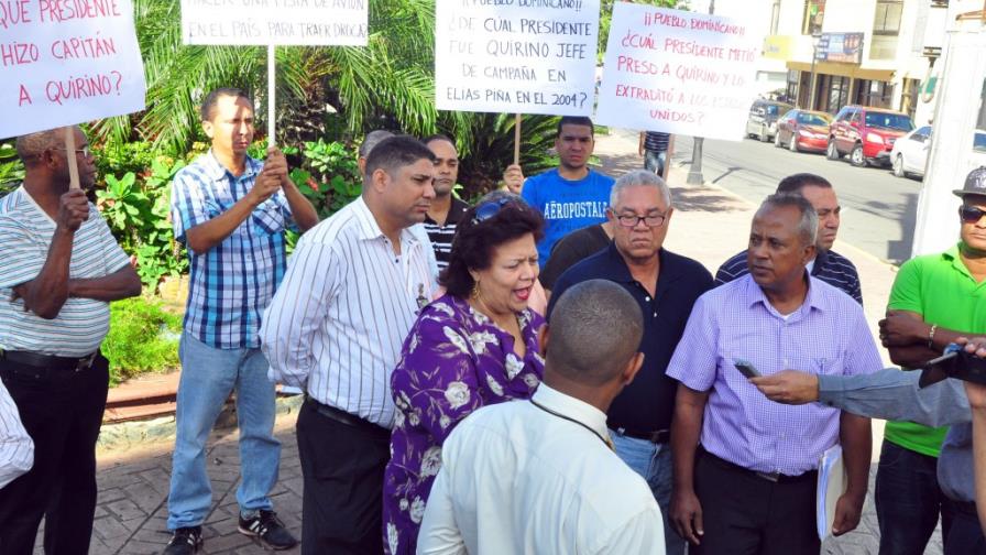 Queman bandera dominicana frente a escuela pública en Santiago