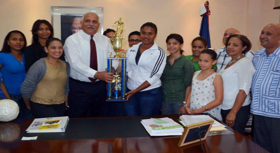 Ministro de Deportes agasaja al campeón Liga Mayor Fútbol Femenino