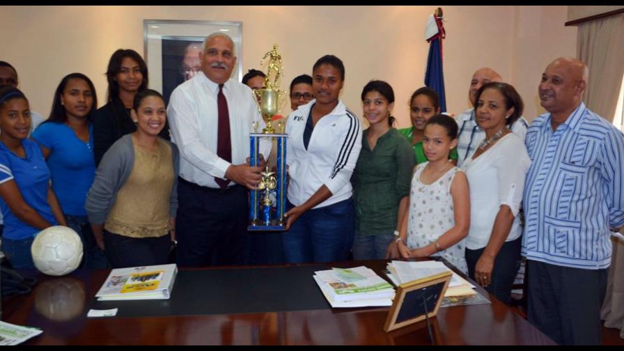 Ministro de Deportes agasaja al campeón Liga Mayor Fútbol Femenino