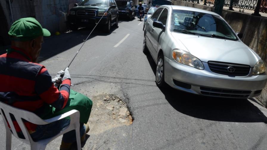 Complicado agujero en la calle 19 de Marzo en la Zona Complicado agujero en la calle 19 de Marzo en la Zona